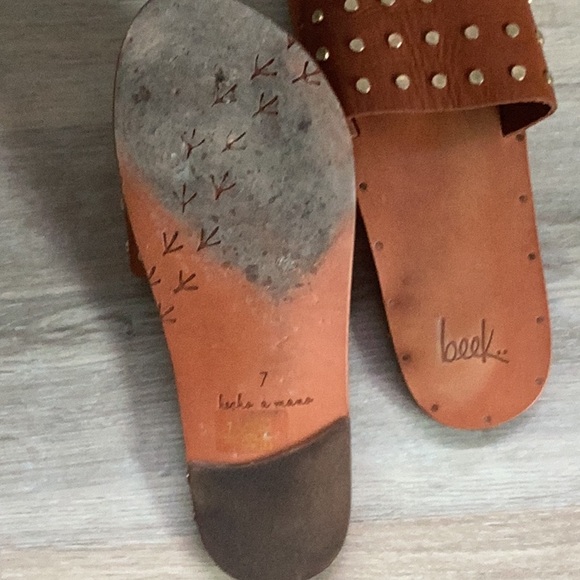 Beek Mockingbird slide.  EUC. Gold hammered detail on brown leather. - Picture 3 of 3